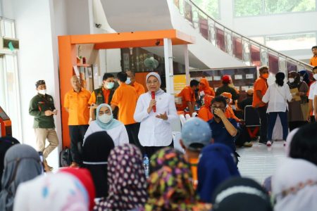 Menaker Ida Fauziyah Tinjau Penyaluran BSU di PT Pos Jakarta Timur