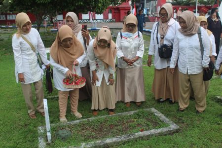 Peringati Hari Pahlawan, PIRA Jombang Tabur Bunga di TMP Kusuma Bangsa