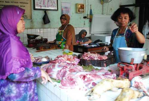 Harga Daging Ayam Naik, dan Daging Sapi Stabil Jelang Nataru di Bojonegoro
