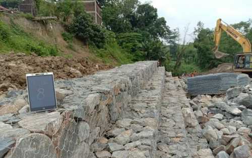 Cegah Bencana Longsor, Pemkab Bojonegoro Bangun Tembok Penahan Tebing