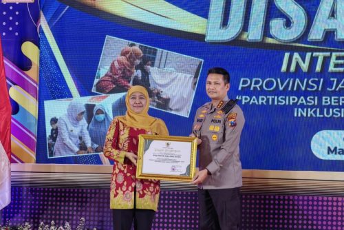 Gubernur Jawa Timur Berikan Penghargaan Kapolresta Malang
