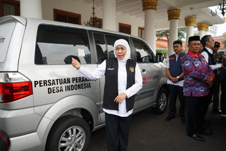 Serahkan Kendaraan Operasional, Gubernur Khofifah Harapkan Kinerja PPDI Jatim Semakin Efektif