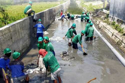 Cegah Banjir, Terjunkan 90 Petugas Bersihkan Saluran Air