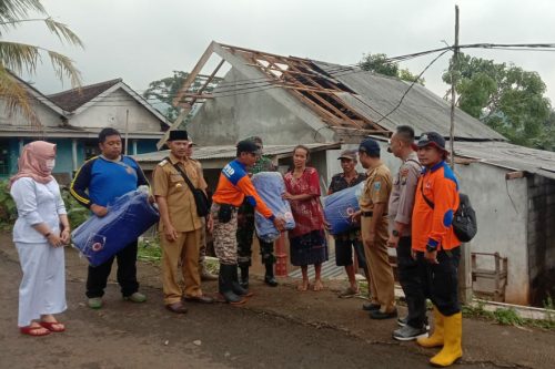 Atap Dua Rumah Rusak di Kabupaten Probolinggo, BPBD Serahkan Bantuan Terpal