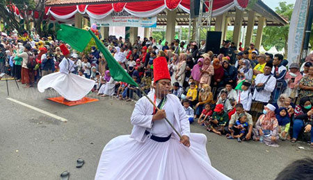 Ratusan Penari Sufi Meriahkan Karnaval Nusantara Seabad NU