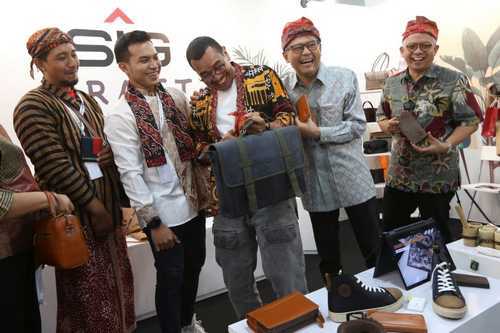Tas dan Dompet Kulit Produksi UMKM Binaan SIG  Primadona Bazar UMKM untuk Indonesia