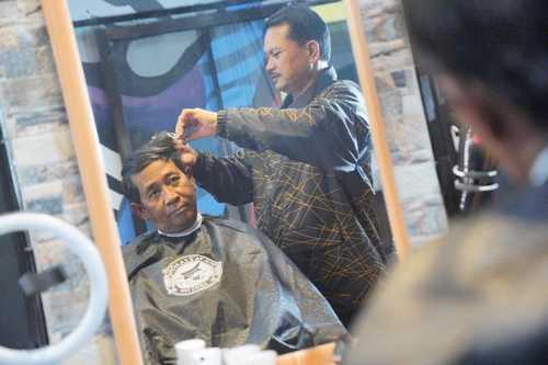 Hadiri Pembukaan Barbershop, Wali Kota Madiun Apresiasi Pertumbuhan Ekonomi
