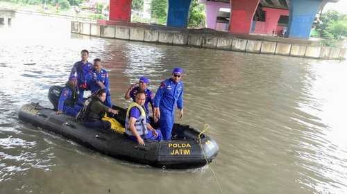 SAR Ditpolairud Polda Jatim Temukan Korban Tragedi Perahu Tambang Surabaya