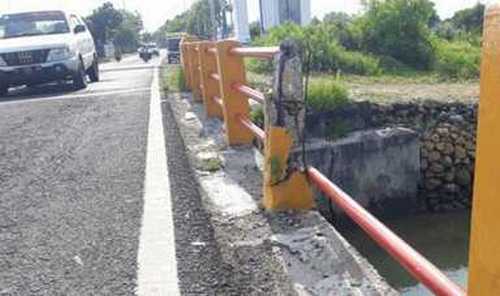 Pagar Jembatan Penghubung Sampang-Pamekasan Rusak, Bahayakan Pengguna Jalan