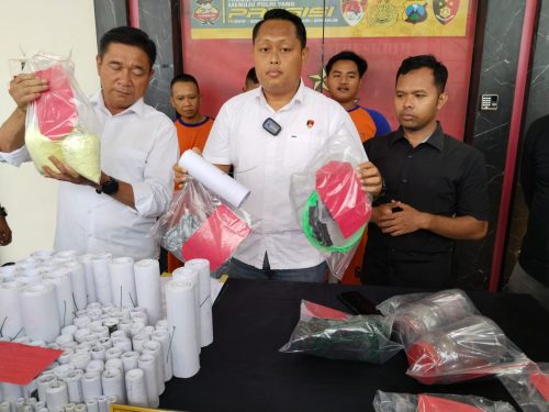 Kepolisian Resor Jombang Ringkus Penjual Peledak Petasan Online