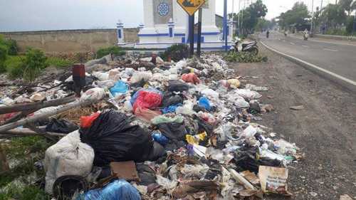 Memprihatinkan, Tumpukan Sampah di Jalan Nasional Perbatasan Sampang-Pamekasan