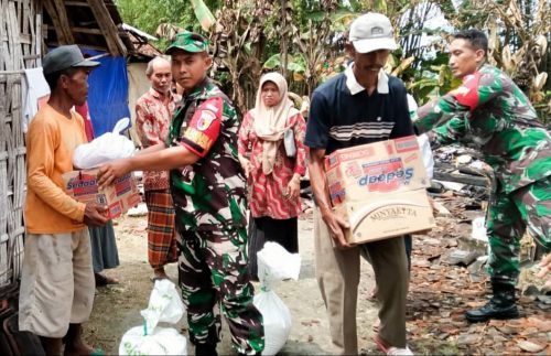 Babinsa Koramil 0813-07/Kepohbaru Bantu Sembako Warga Korban Kebakaran