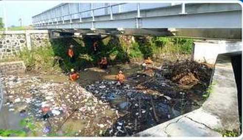 Cegah Luapan Air, BPBD Kota Madiun Bersihkan Sungai Bok Malang