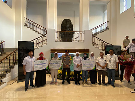 Peringati May Day, BPJS Ketenagakerjaan Kanwil Jatim Serahkan 1.600 Paket Sembako untuk Para Pekerja
