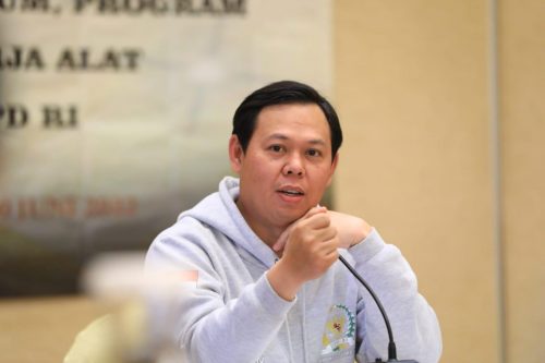 Kades dan Perangkat Desa Dihadiahi Tunjangan Purna Tugas, Wakil Ketua DPD RI Harapkan Desa Semakin Mandiri