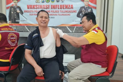 Antisipasi Anomali Cuaca, Anggota Polres Tulungagung Disuntik Vaksin Influenza