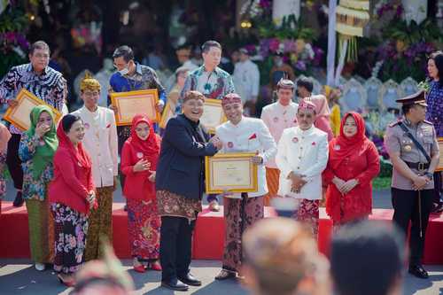 PT SIER Terima Penghargaan Wajib Pajak Teladan dari Wali Kota Surabaya