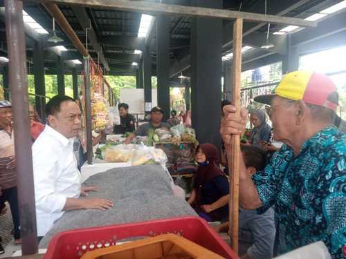 Akibat Portal Perumahan, Pedagang Fresh Market Kutisari Keluhkan Jam Operasional