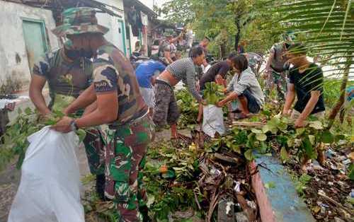 Personel Pendam V/Brawijaya Bersih-bersih Sungai Kedurus Surabaya