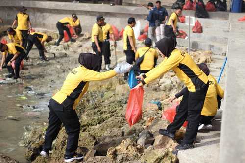 Peduli Lingkungan, Ratusan Polisi Bersihkan Sampah di Pantai dan Sungai di Tuban