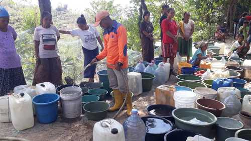 Kekeringan, BPBD Kabupaten Situbondo Suplai Ribuan Liter Air Bersih di Desa Selomukti
