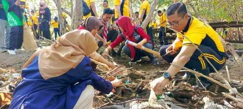 Jaga Lingkungan, Polres Situbondo dan Disparpora Ajak Warga Bersihkan Kampung Blekok