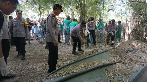 Peduli Lingkungan, Polres Bojonegoro Bersihkan Sampah di Bantaran Sungai Bengawan Solo