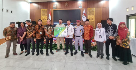 BPJS Ketenagakerjaan Serahkan Kartu kepesertaan kepada Pegawai Non ASN KPU Provinsi Jatim