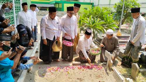 Anies Baswedan Ziarah Makam Ayahanda Cak Imin di Denanyar Jombang