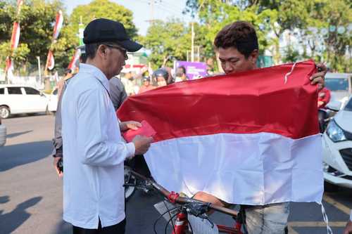 Tingkatkan Nasionalisme, Pemkot Probolinggo Bagikan Ribuan Bendera Merah Putih