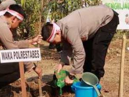 Peduli Lingkungan, Polrestabes Surabaya Tanam 1.458 Bibit Pohon Produktif