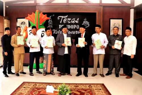 Gus Ipul Terima Ratusan Sertifikat Aset Tanah Milik Pemerintah Kota Pasuruan