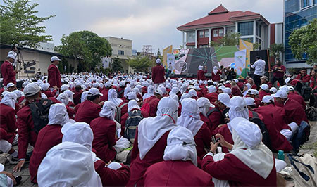 Unik, MOX UM Surabaya Ajak 2014 Maba Bermain Game The President