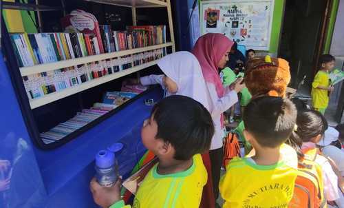 Tingkatkan Minat Baca Anak, Kunjungan MPK dan Darling di SD Mutiara Hati Gresik