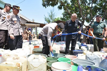 Atasi Kekeringan, Polres Situbondo Droping Ribuan Liter Air Bersih