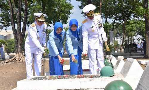 Kaskoarmada II Hadiri Ziarah TMP 10 November sebagai Refleksi HUT Ke-78 TNI