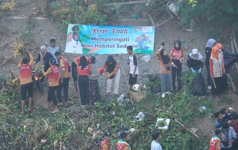Wali Kota Mojokerto Bersama Relawan Bersihkan Sungai