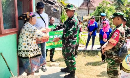 HUT TNI Ke-78, Babinsa Kodim 0813/ Bojonegoro berbagi Sembako