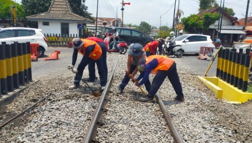 KAI Daops 7 Perbaiki Geometri Rel Jalur Perlintasan Sebidang di Tulungagung