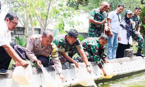 Sukseskan Ketahanan Pangan, Kodim Bojonegoro Tabur Ribuan Benih Ikan