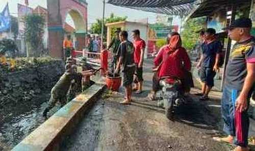 Kodim Mojokerto Bareng DLH-Forkopimcam Bersihkan Sungai Kradenan