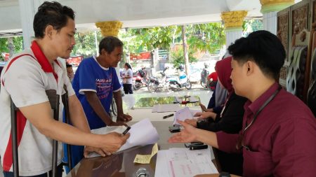 Dinsos Salurkan Bansos Disabilitas di Kecamatan Jombang