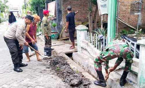 Peduli Lingkungan, Koramil 0813/Bojonegoro dan Warga Bersihkan Selokan