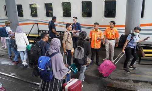 10-riq 22.100 Penumpang Datang di Daop 8 Surabaya