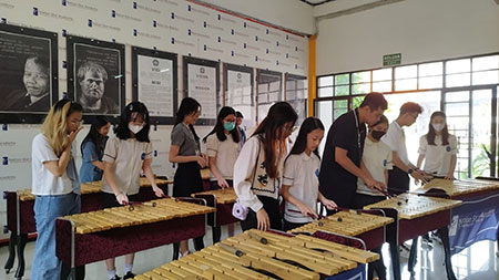31-ina-Mahasiswa-mancanegara-menikmati-cara-memainkan-alat-musik-tradisional-Indonesia-yang-diajari-oleh-siswa-dari-SMP-NSA-2