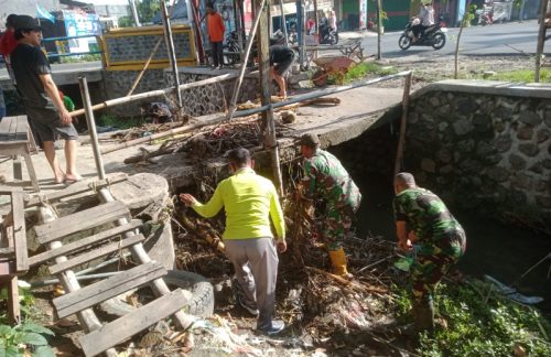 Cegah Banjir, Koramil 0815/07 Jetis Bersihkan Material Sampah Saluran Air