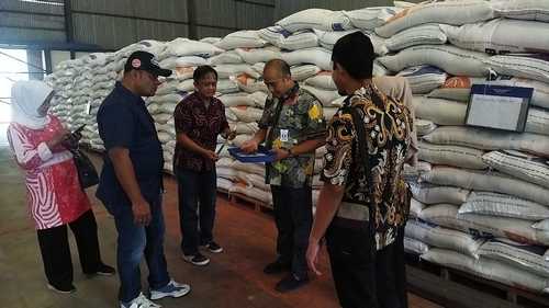 Polres Bojonegoro Bersama Tim TPID Sidak di Gudang Bulog Pastikan Stok Beras Aman