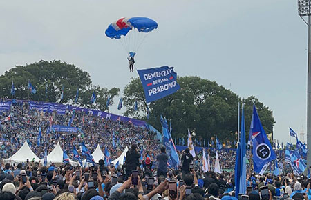 Atraksi Terjun Payung, Demokrat Bersama Prabowo Mengudara di Langit Malang