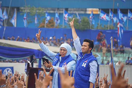 Khofifah Pakai Rompi Demokrat Kampanyekan Prabowo Presiden di Malang