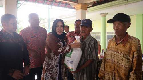 2-min Bupati Mojokerto Salurkan Bantuan Cadangan Pangan Ke 595 KPM Desa Ngabar